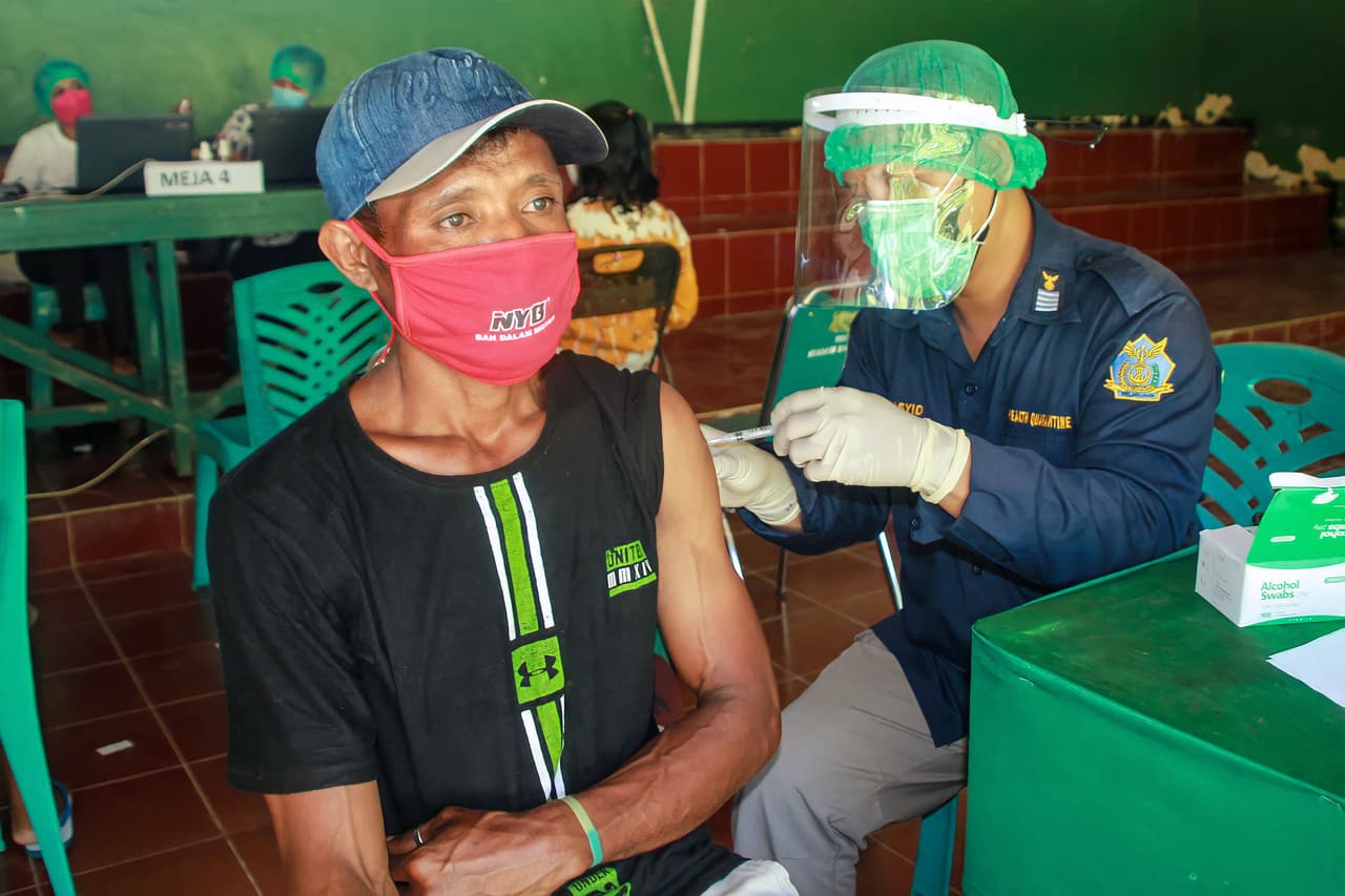 <b>Oceanía:</b>
<br>
<br>Papúa Nueva Guinea
<br>
<br>Fiji
<br>
<br>Australia y Nueva Zelanda se encuentran en el "Nivel 1: covid-19 bajo". Un sondeo de la Monmouth University publicado este lunes indica que 
<a href="https://www.monmouth.edu/polling-institute/reports/monmouthpoll_us_080221/">el 17% de los estadounidenses siguen rechazando</a> recibir la vacuna. El 70% de ellos se identifican con los republicanos y el 6% con los demócratas.