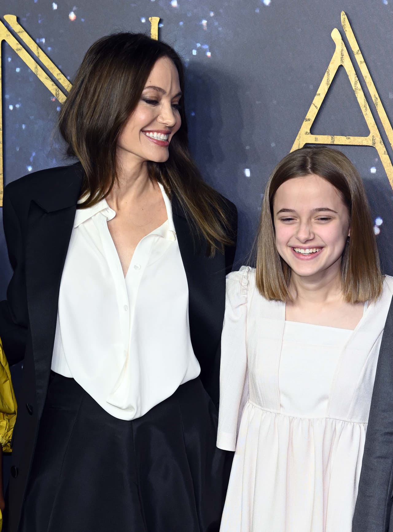 <b>Vivienne Jolie-Pitt</b> es la menor de las tres hijas de Angelina y Brad. Curiosamente tiene 13 años al igual que 
<a href="https://www.univision.com/famosos/emme-maribel-munoz-hija-jennifer-lopez-estilo-fotos">Emme Muñiz, la fashionista hija de Jennifer Lopez</a>.