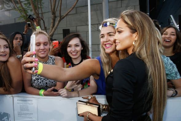 Uff! Jennifer es muy apapachada por sus fieles seguidores.