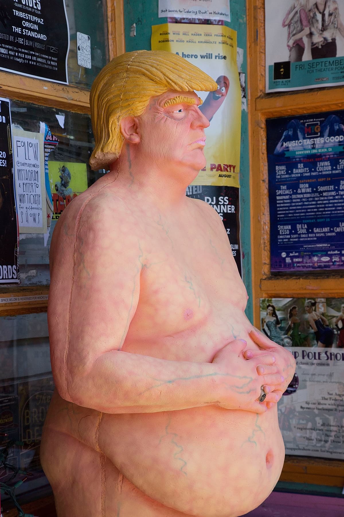 La estatua fue titulada 'El emperador no tiene bolas'