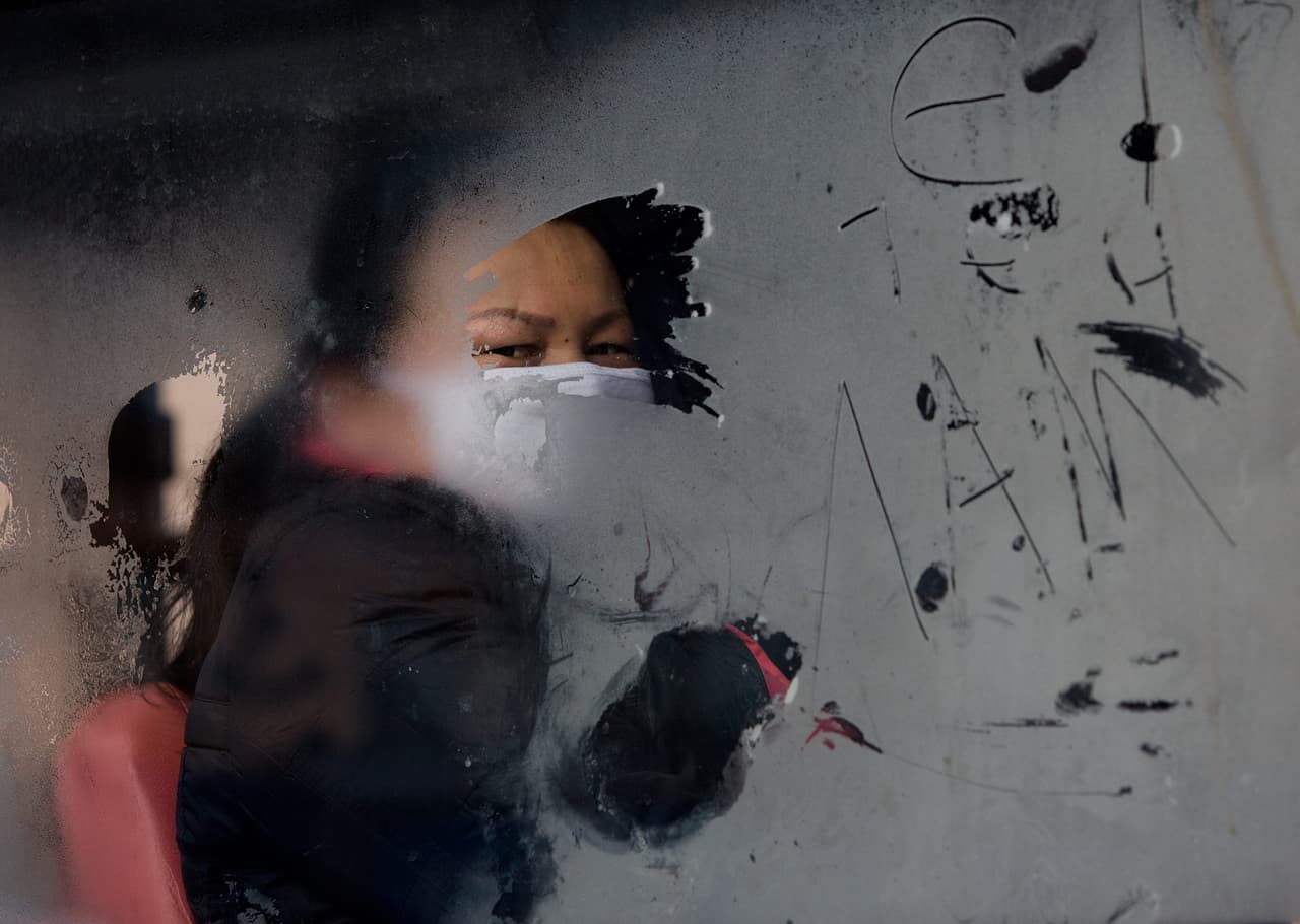 Puedes
<b> cubrir con plástico o cartón las ventanas grandes</b> para aislar un poco el frío y que la temperatura cálida pueda mantenerse en tu hogar, es otra recomendación de las 
<a href="https://dallascityhall.com/departments/officeemergencymanagement/Pages/Winter-Weather-is-Here.aspx" target="_blank">autoridades en Dallas</a>. 
<br>