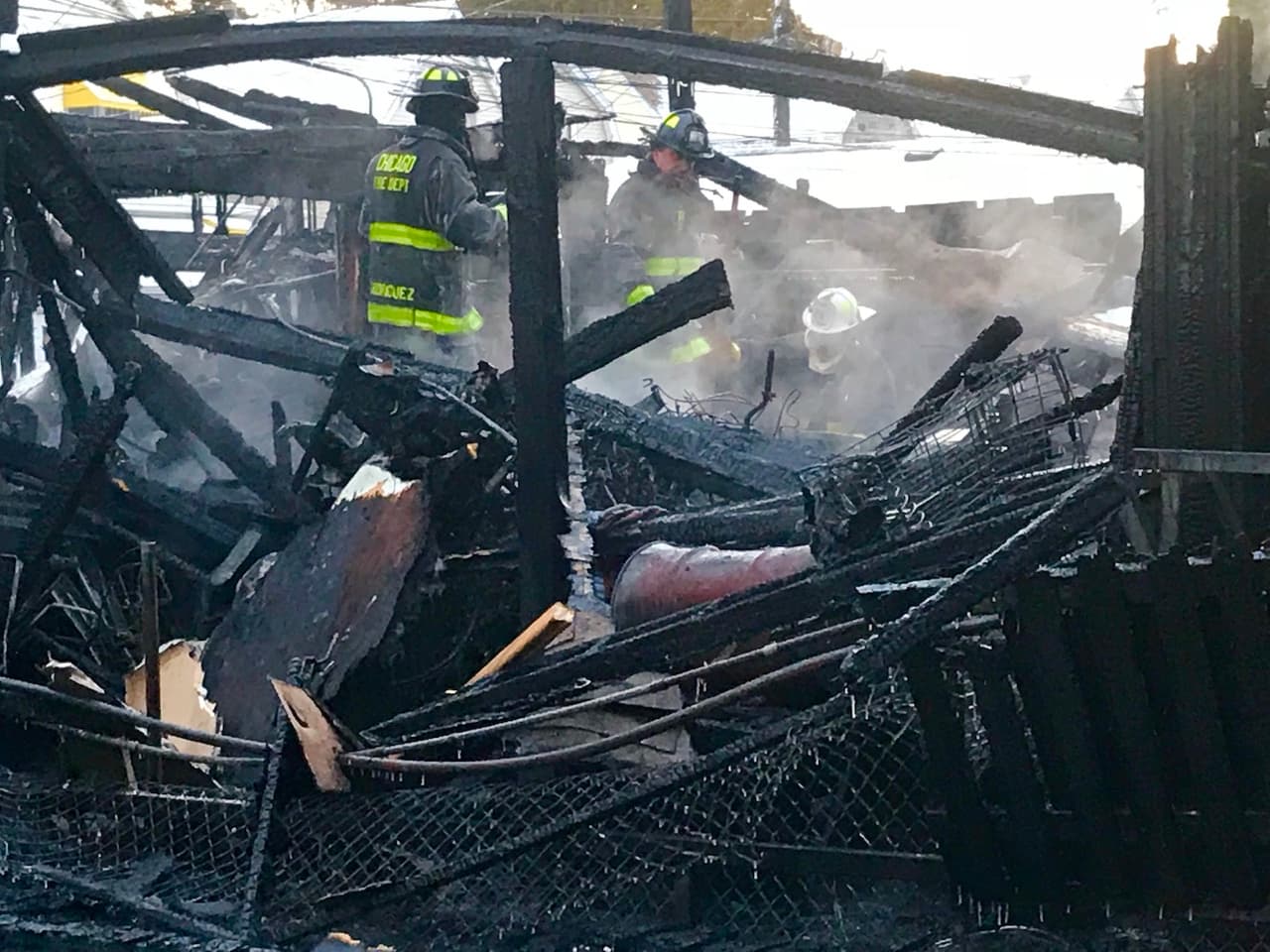 Los bomberos estuvieron combatiendo el fuego durante horas en esta madrugada donde la sensación térmica llegó a bajar a un solo dígito. Esto presentó obstáculos para apagar el incendio. Lograron sofocarlo en la mañana.