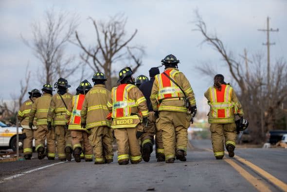 Dos personas perdieron la vida y sobre una veintena resultaron heridas luego del paso de fuertes tornados que tocaron tierra en los poblados de Rochelle y Fairdale a unas 80 millas al noroeste de Chicago la noche del jueves. Rescatistas continúan en la búsqueda de personas desaparecidas entre los escombros.