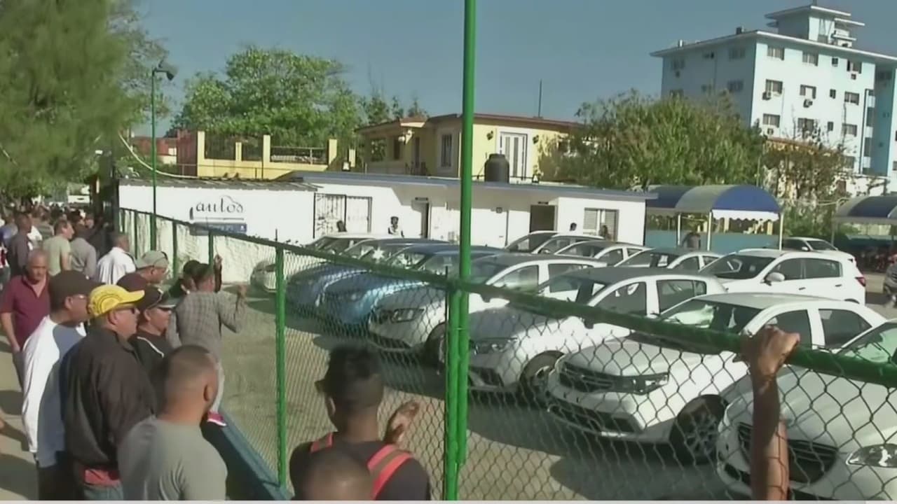 Con largas filas comienza la venta en dólares de carros usados en Cuba 