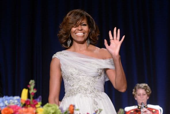 Se trata de un espectacular vestido gris perla con flores plateadas y un hombro caído.