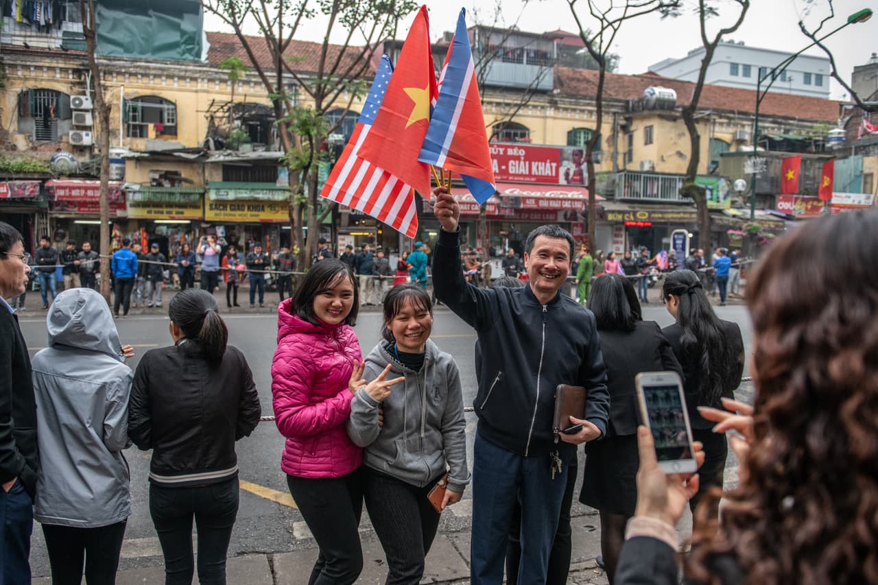 Algunos residentes de Hanoi frente al Hotel Meliá, donde se hospeda el mandatario norcoreano. La nueva reunión se produce ocho meses después de la histórica Cumbre en Singapur, la primera entre un presidente estadounidense en funciones y un líder norcoreano.