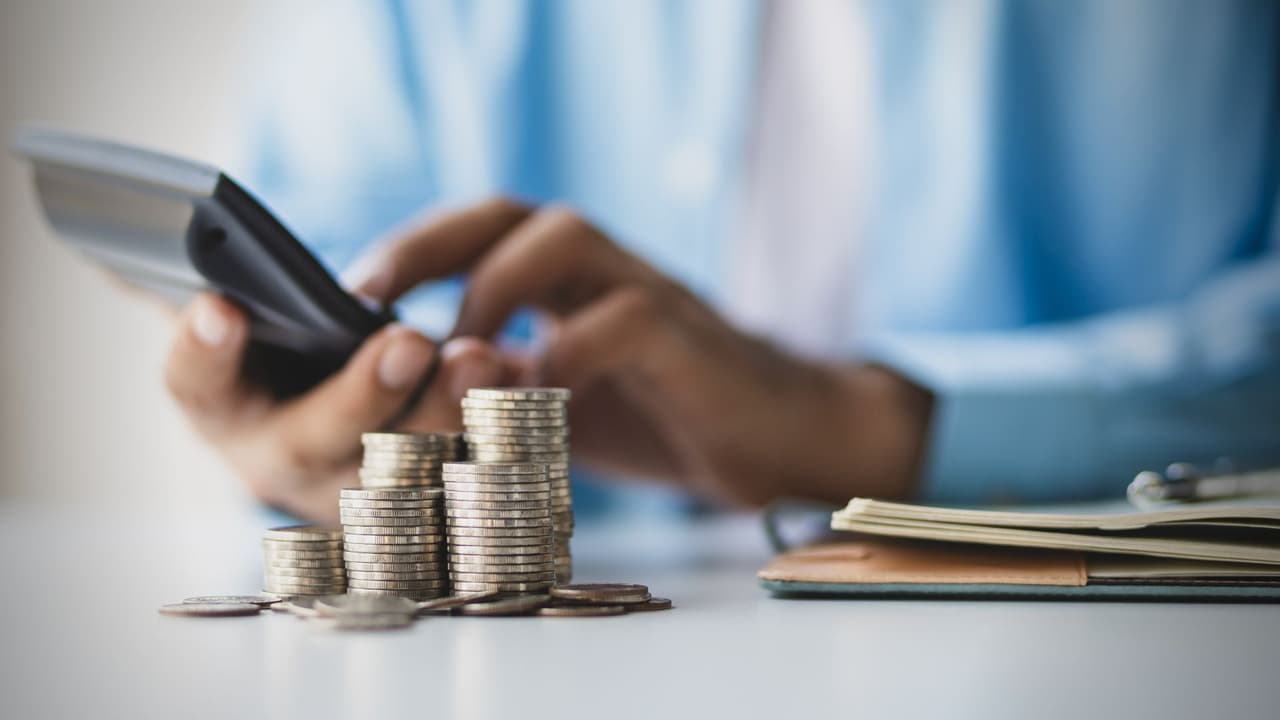 <b>💸 Crea un presupuesto realista:</b> Antes de hacer cualquier compra, haz un presupuesto para todos tus gastos navideños: regalos, decoraciones, viajes, comidas y más. Tener una cifra clara te ayudará a identificar las áreas donde puedes reducir gastos y evitar sorpresas. Asegúrate de dejar un “guardadito” para imprevistos.