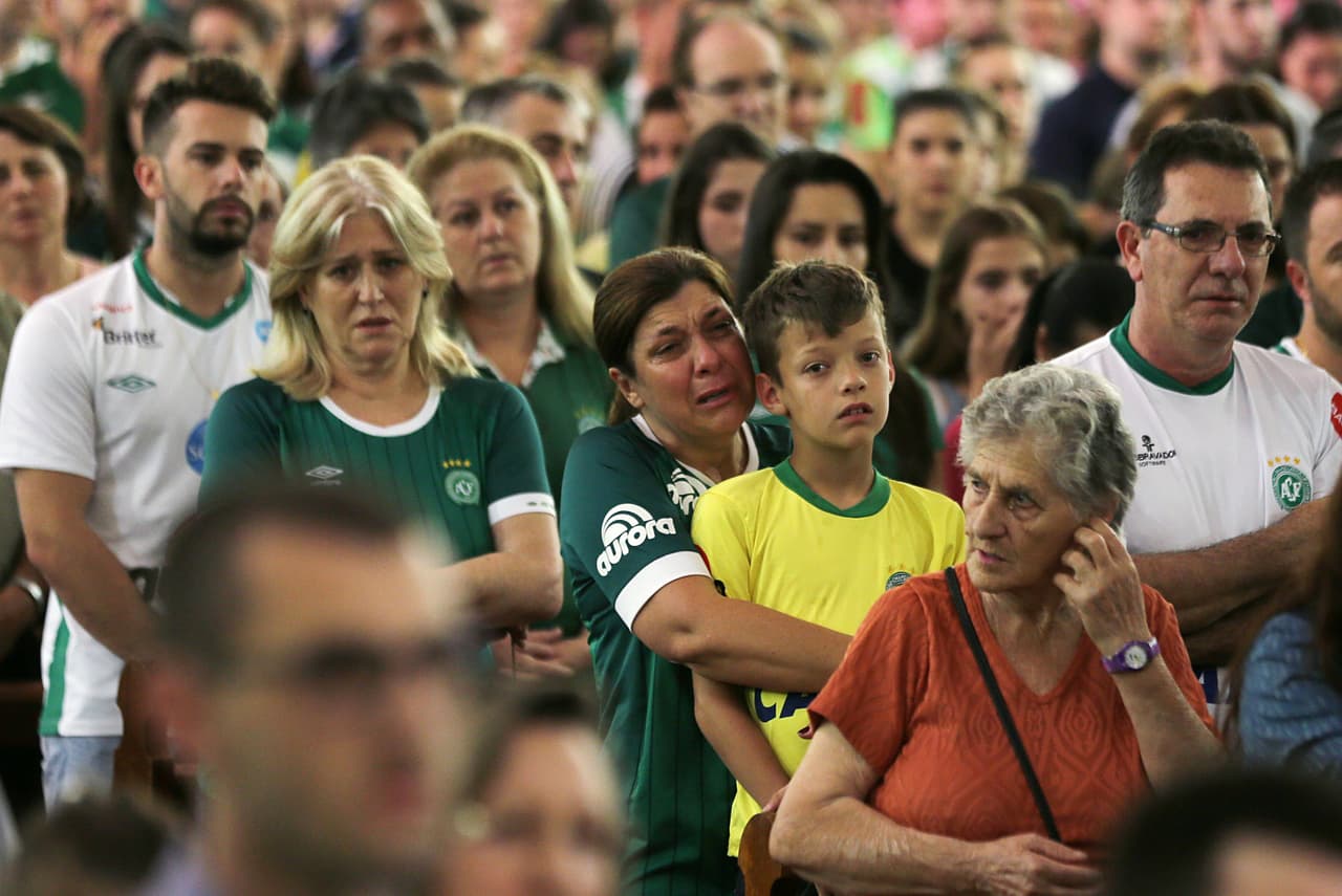 Los seguidores del club fundado hace tres décadas improvisaron altares con camisetas del equipo, velas, flores y mensajes. En uno de ellos, escrito por un niño, se lee: "No se cansó de subir y ahora está en el cielo". (Foto de Paulo Whitaker/Reuters)