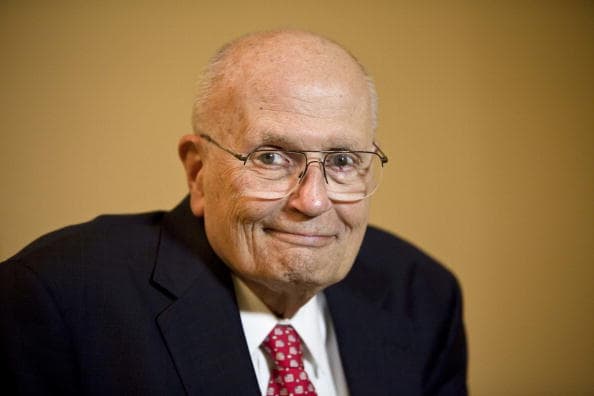 <b>John Dingell.- </b>El exrepresentante que más tiempo llevaba en el Congreso murió el 7 de febrero a los 92 años. Recientemente volvió a ser noticia ya que el presidente 
<a href="https://www.univision.com/noticias/politica/trump-arremete-contra-congresista-democrata-e-insinua-que-su-marido-fallecido-esta-en-el-infierno">Trump se burló </a>de él, insinuado que quizá se encuentre en el infierno. 
<br>