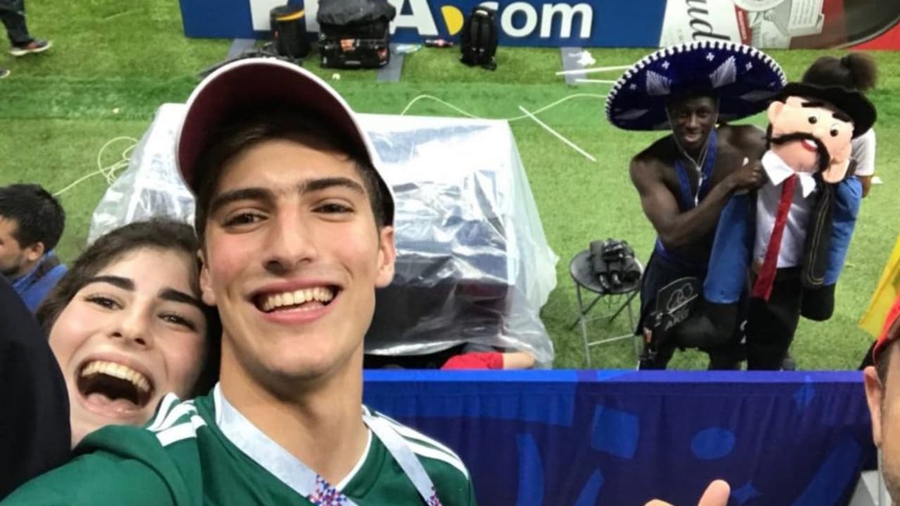 Mexicano se llevó su 'trofeo' del Mundial a cambio de un sombrero