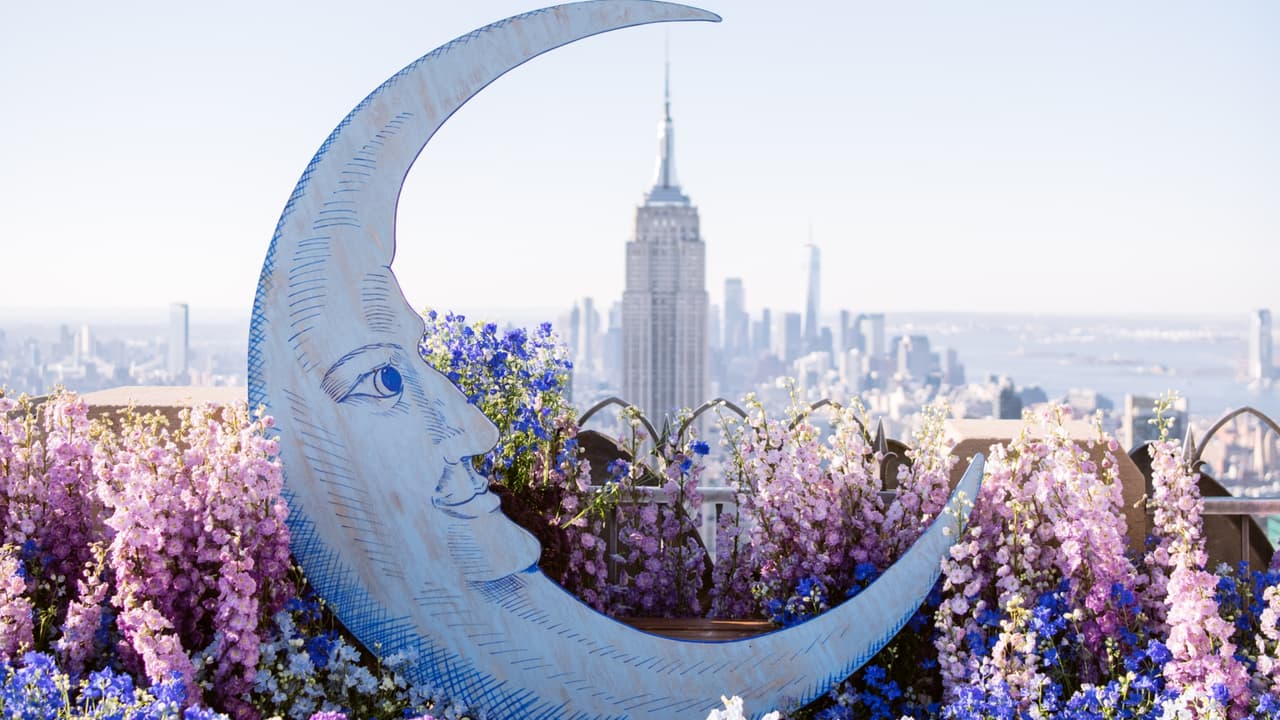Rockefeller Center, famoso por sus decoraciones de lujo, 
<b>se ‘vistió’ de más de 3,000 rosas en el Día de los Enamorados.</b>