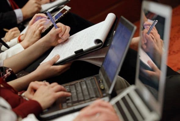 Por internet: Si quiere registrarse rapidito sin salir de su casa, su mejor opción es hacerlo a través de la página web https://servicearizona.com/webapp/evoter/register Solo necesita su licencia de conducir de Arizona (emitida a partir del 1 de octubre de 1996) y llenando la información online que toma unos tres minutos, queda registrado para votar. Recibirá un número de confirmación al momento y luego por correo.