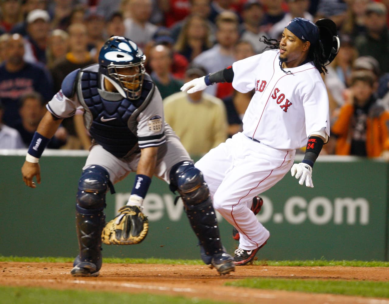 En dos ocasiones el otrora jardinero de los Medias Rojas de Boston Manny Ramírez declinó la invitación de George W. Bush, en 2004 y 2007, diciendo que un familiar había enfermado, en ambas ocasiones.