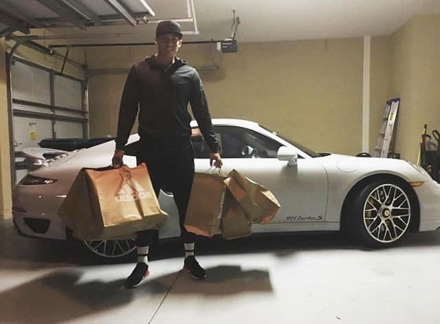 En segundo lugar tenemos al puertorriqueño 
<b>Carlos Correa</b>, jugador de los Astros de Houston, nombrado como 'Novato del Año' de la Liga Americana en 2015. El beisbolista presume su 
<b>Porsche 911 Turbo S</b> de 580 caballos de fuerza, y su gusto por salir de compras, como en esta ocasión en que parece haber arrasado con las ofertas de Adidas.