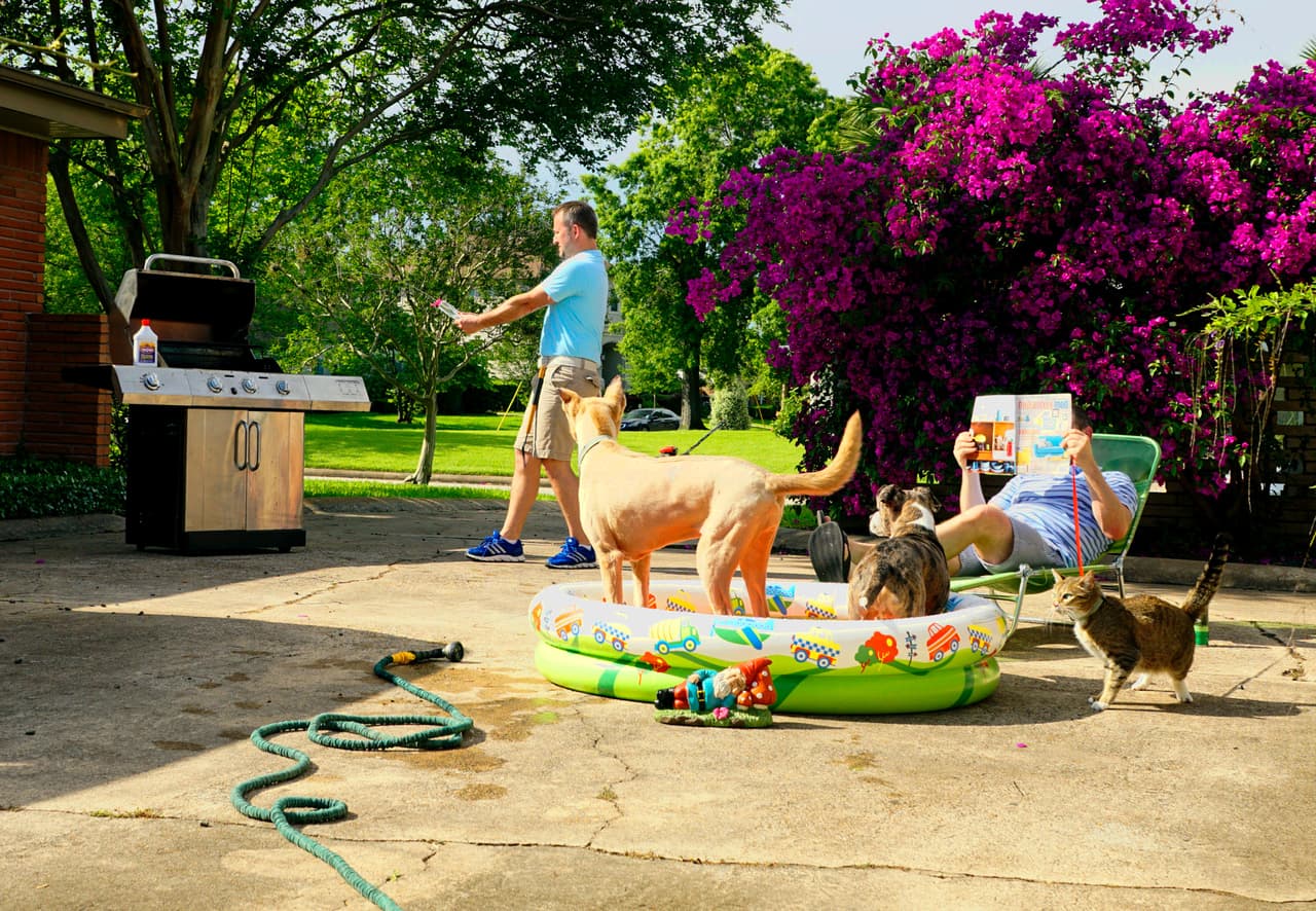 En lo que realizaban todo este largo y cansado proceso, Chris y Kurt se mudaron junto con sus mascotas a otra vivienda que rentaron por tiempo indefinido.