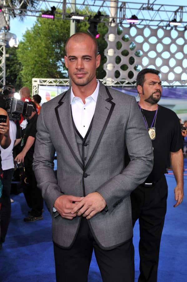 ¿Cómo lo veremos en esta entrega? En Premios Juventud 2011 nos dejó con la boca abierta cuando llegó con la cabeza afeitada por completo.