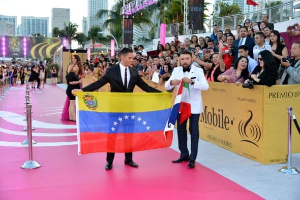 Y no perdió oportunidad y unió la bandera de México con la de Venezuela.
