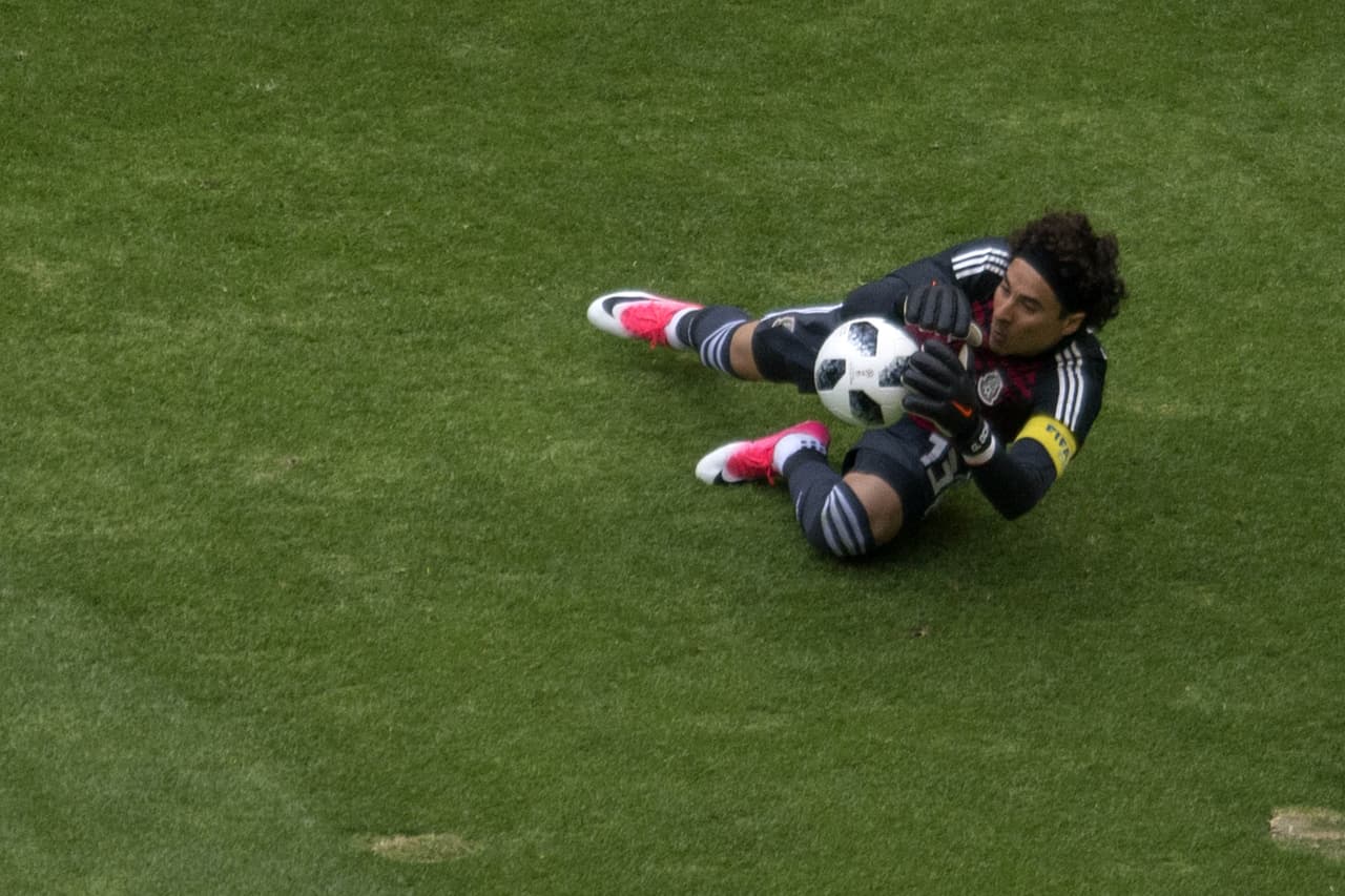 En el primer medio Escocia apenas tuvo algunos tímidos acercamientos en zona ofensiva, y cuando el guardameta mexicano Guillermo Ochoa fue exigido, el del Standard Liege respondió cuando se requirió.