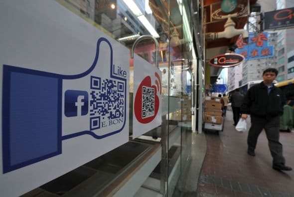 "Es como pedirle las llaves de su casa a uno", sostiene Orin Kerr, profesor de leyes de la George Washington University y ex procurador federal, quien considera ese requisito "una grave violación a la privacidad".