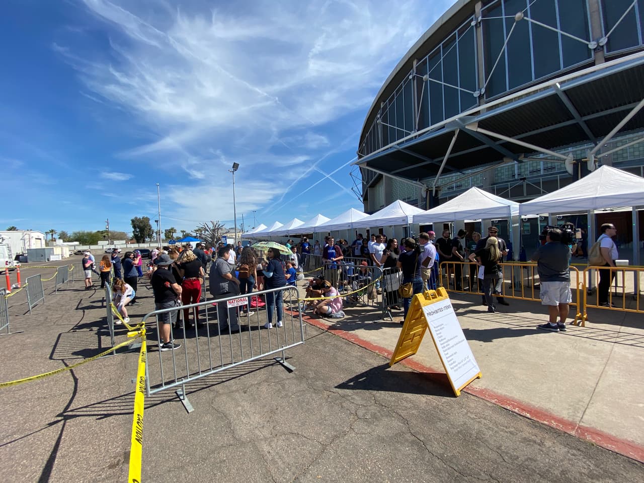 Decenas de personas forman línea para participar en la manifestación política del senador de Vermont, Bernie Sanders, este jueves en Phoenix.