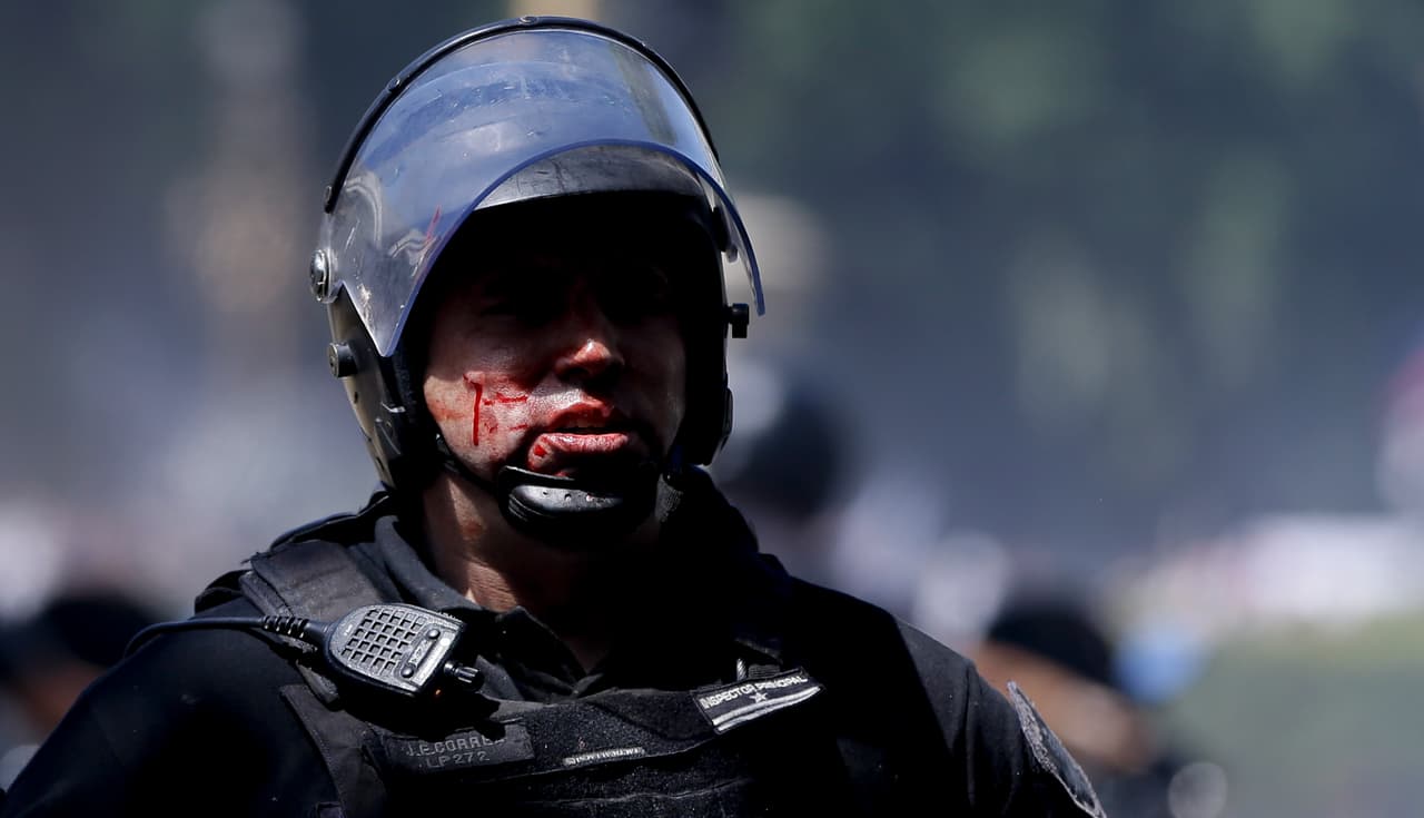 El rechazo a la iniciativa que afectará los haberes de unos siete millones de jubilados y pensionados ha generado este lunes una de las protestas sociales más violentas en Buenos Aires desde la crisis económica de 2001.