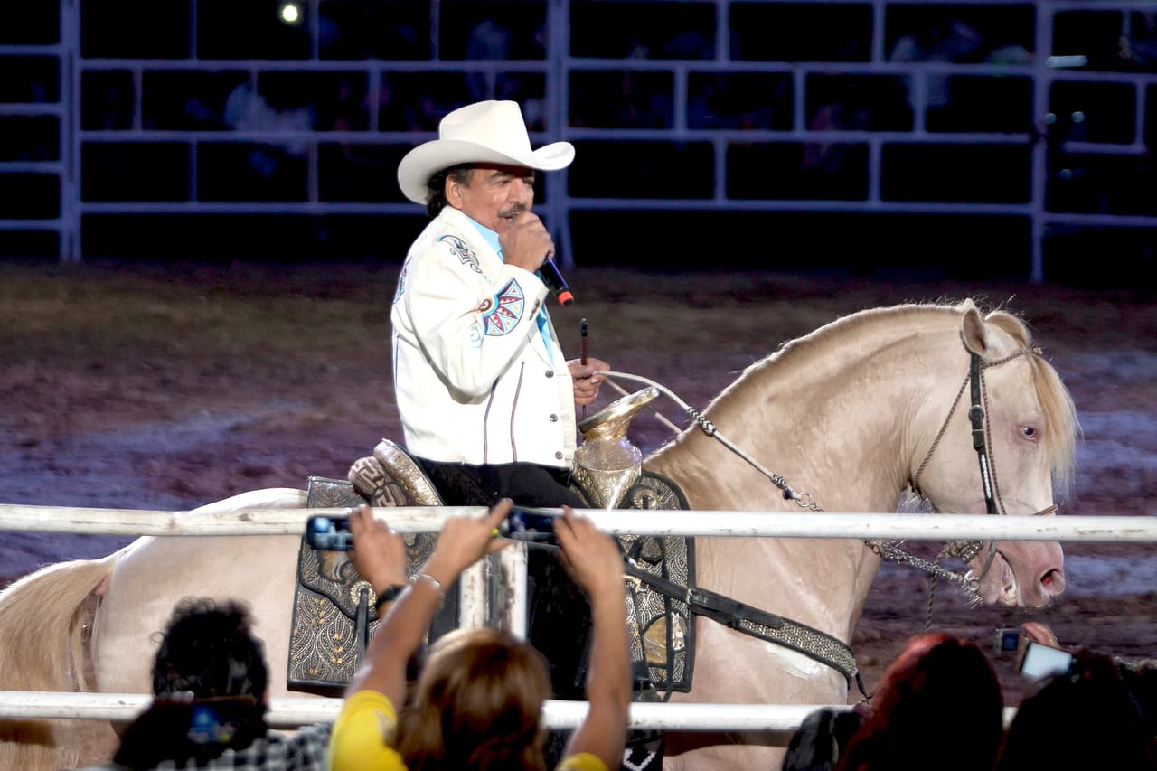 Tras una disputa jurÃdica de cuatro años un juez dictaminó que los hijos de
<b>Joan Sebastian</b> y su viuda, son los herederos legÃtimos de su fortuna.