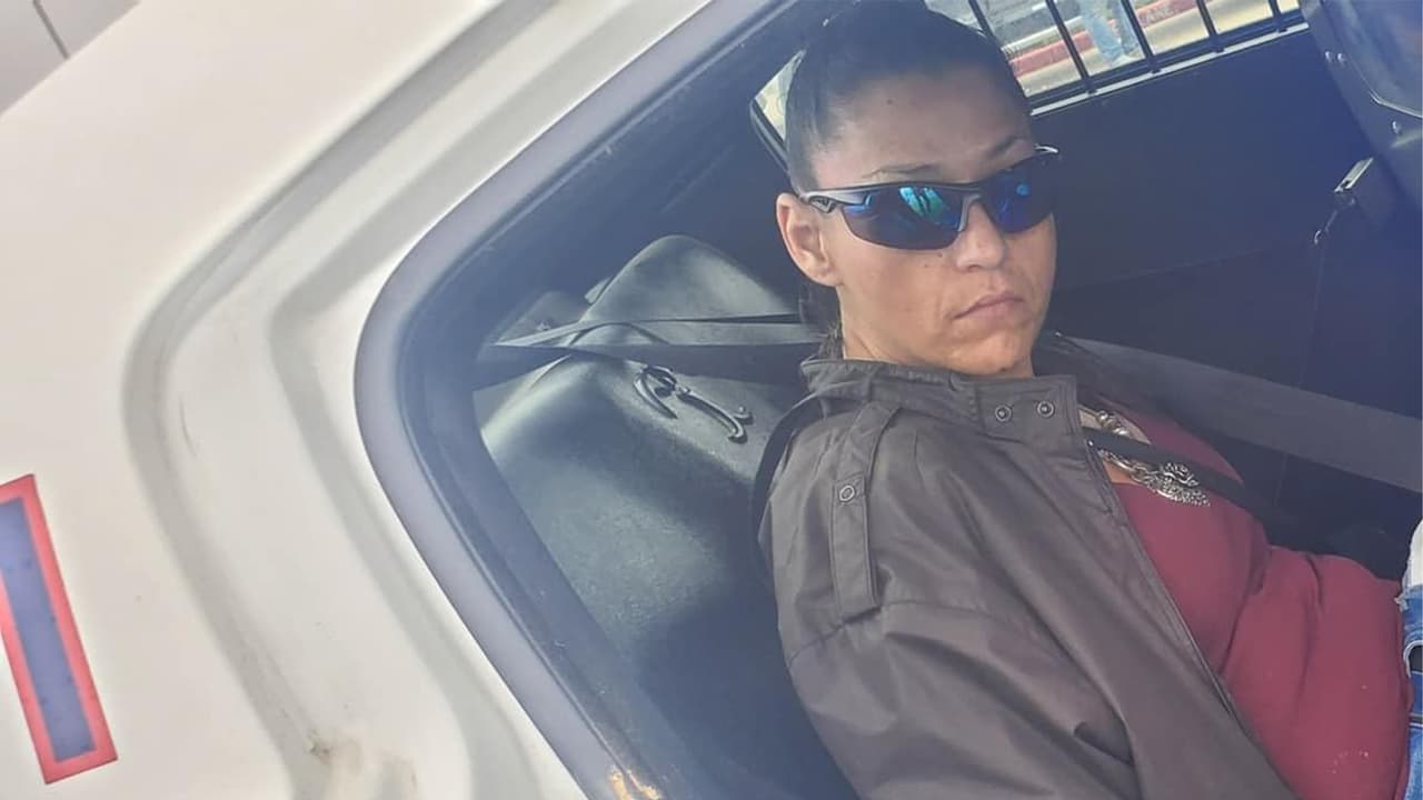 Aunque las mujeres escaparon, las autoridades le ordenaron detenerse en una parada de tráfico y pudieron arrestarlas.