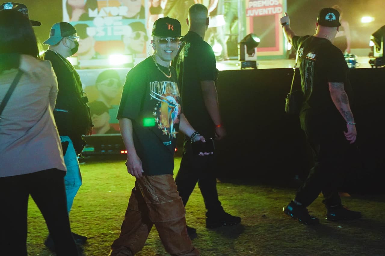 <b>Yandel</b> muy sonriente ante nuestra cámara momentos antes de subir al ensayo.