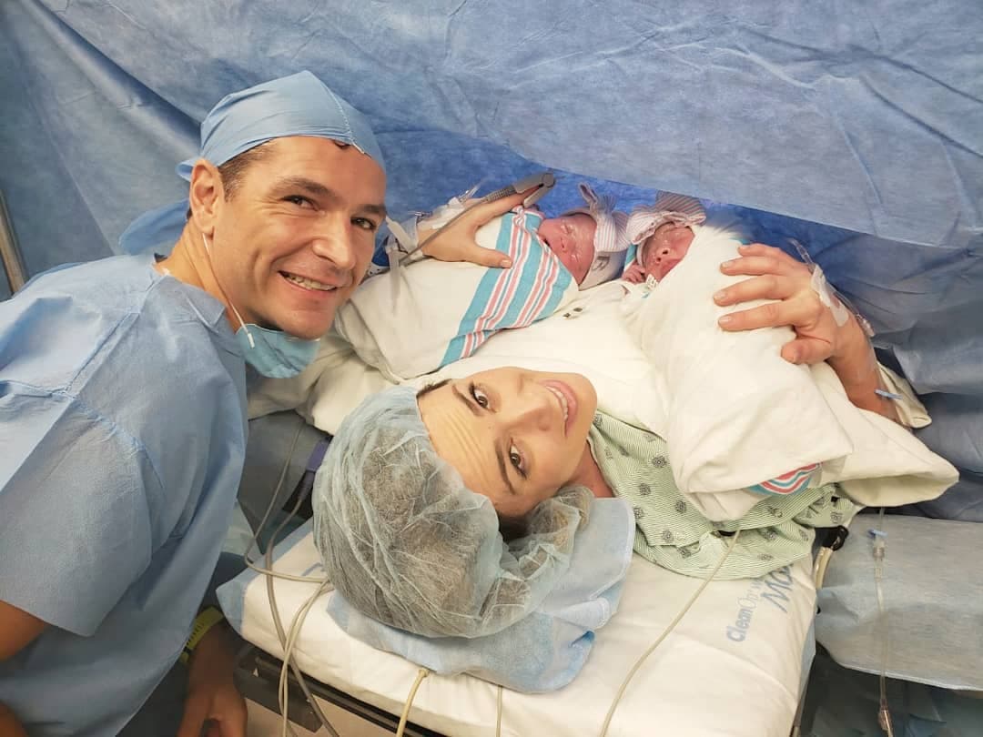 El 20 de diciembre de 2018, nacieron Emilia y Paula en un hospital de Miami, ciudad donde se encontraba Jacqueline Bracamontes por trabajo.