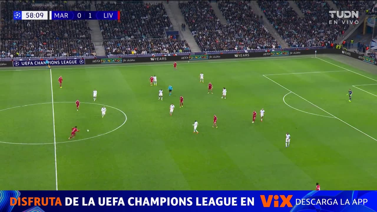 ¡El palo les dijo que NO! Ekitike iba por el 0-2 pero pegó en el poste