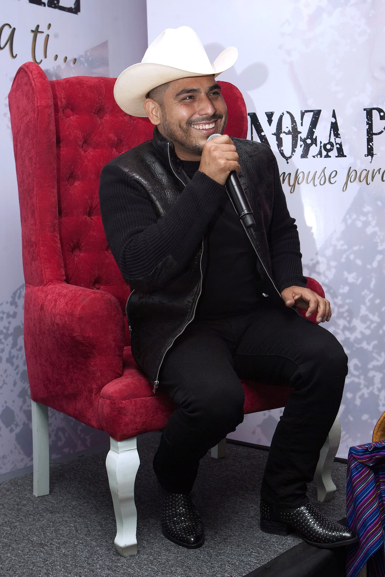 Espinoza Paz sorprendió a sus seguidores en redes sociales al aparecer con un radical cambio de imagen con el que dejó de lado su característico sombrero y estilo campirano para darle paso a un look más juvenil.