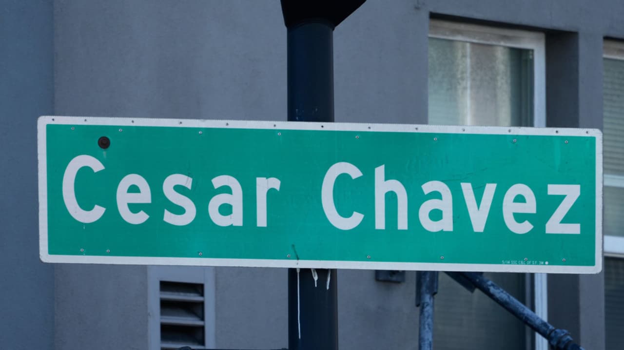 Acusaciones contra César Chávez: Piden retirar el nombre del líder sindical de sitios públicos