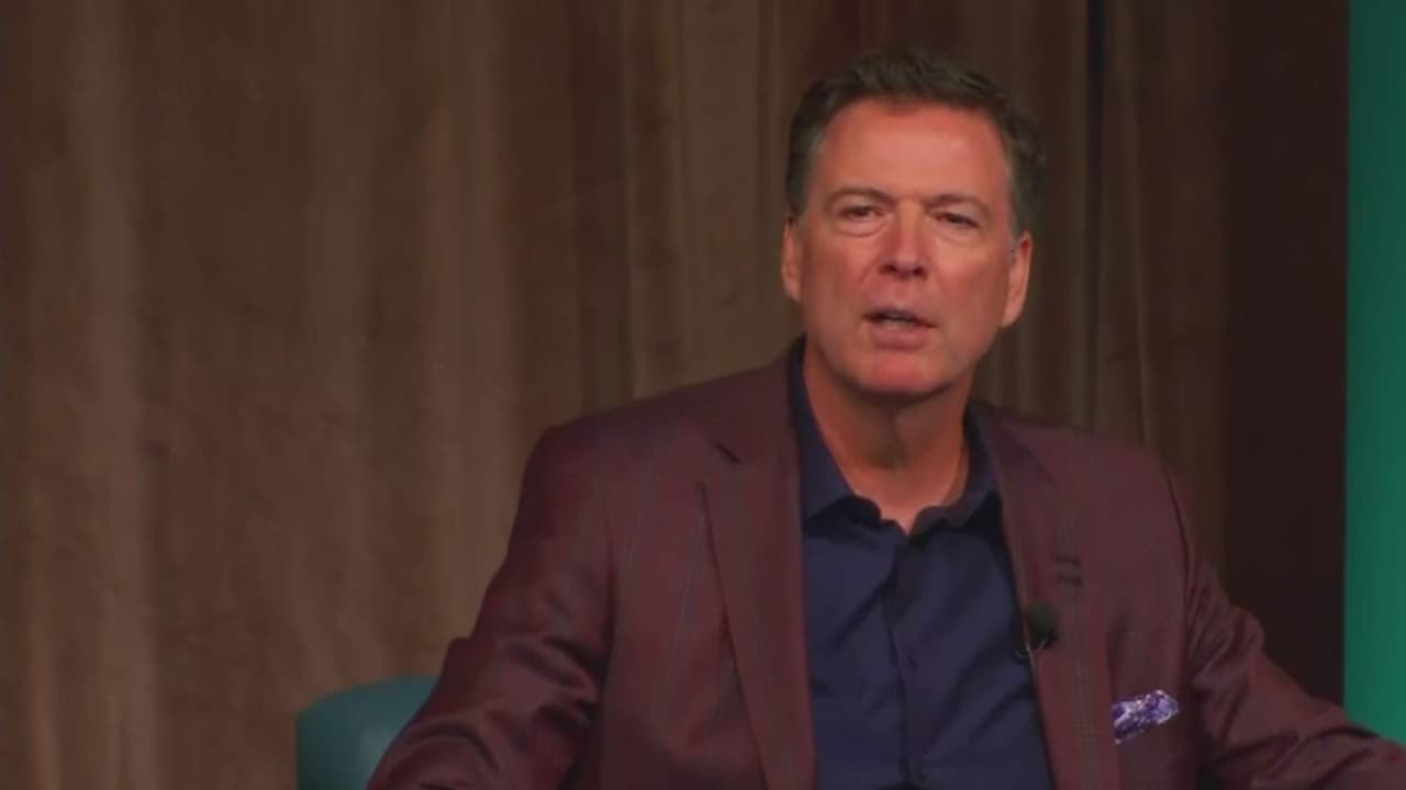James Comey se entrega a las autoridades para enfrentar cargos por presuntas amenazas contra Trump