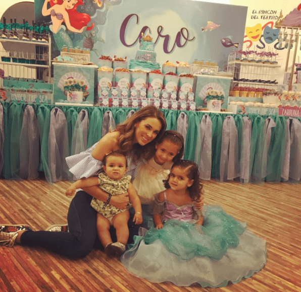 Jacqueline es muy consentidora y trata de cumplir los deseos de sus pequeñas, como en sus fiestas de cumpleaños, donde las convierte en unas verdaderas princesas.