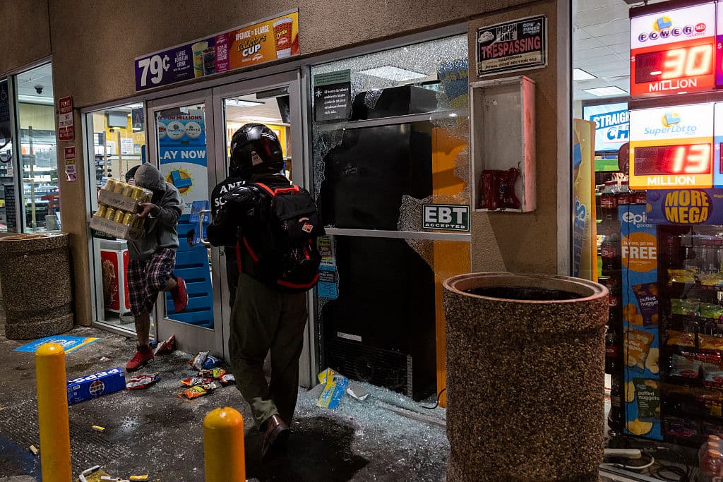 Hubo múltiples arrestos en Compton, donde mientras algunos se manifestaban contra ICE, otras personas se aprovecharon para saquear negocios.