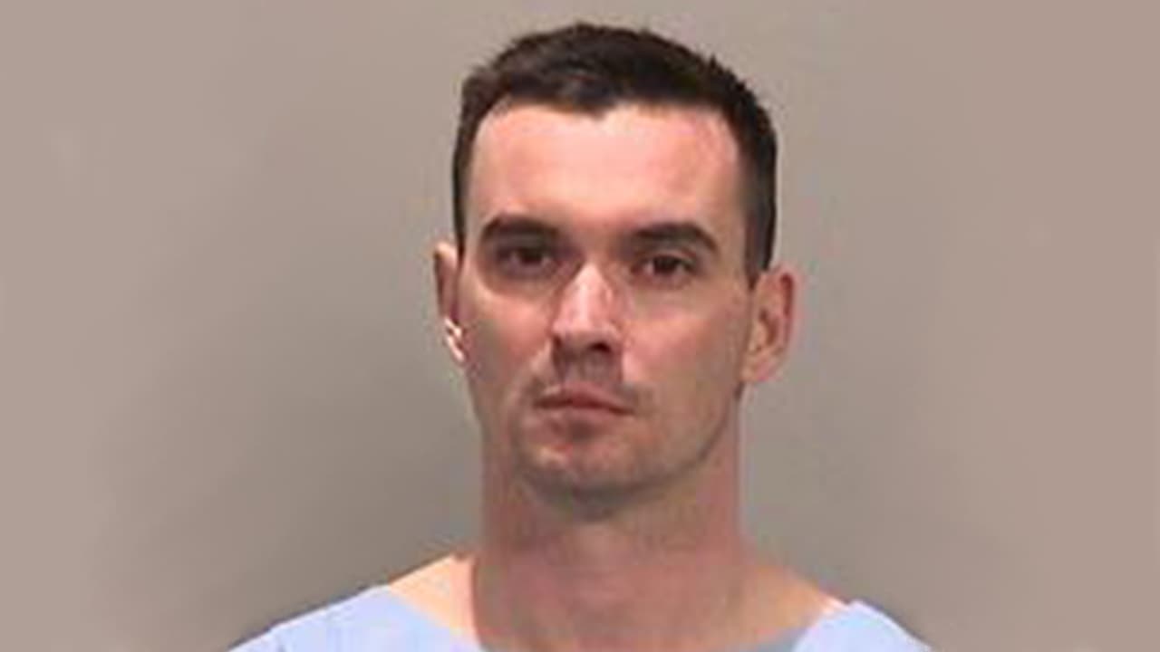 Arrestan a oficial de la Patrulla de Caminos de California acusado de tener sexo con una menor de 16 años