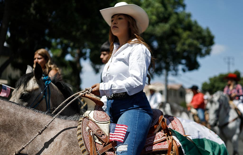 Como en los viejos tiempos, hombres y mujeres subieron a sus caballos para recorrer las calles de Paramount y Compton pidiendo
<b>solidaridad con la comunidad inmigrante</b> de los Estados Unidos.