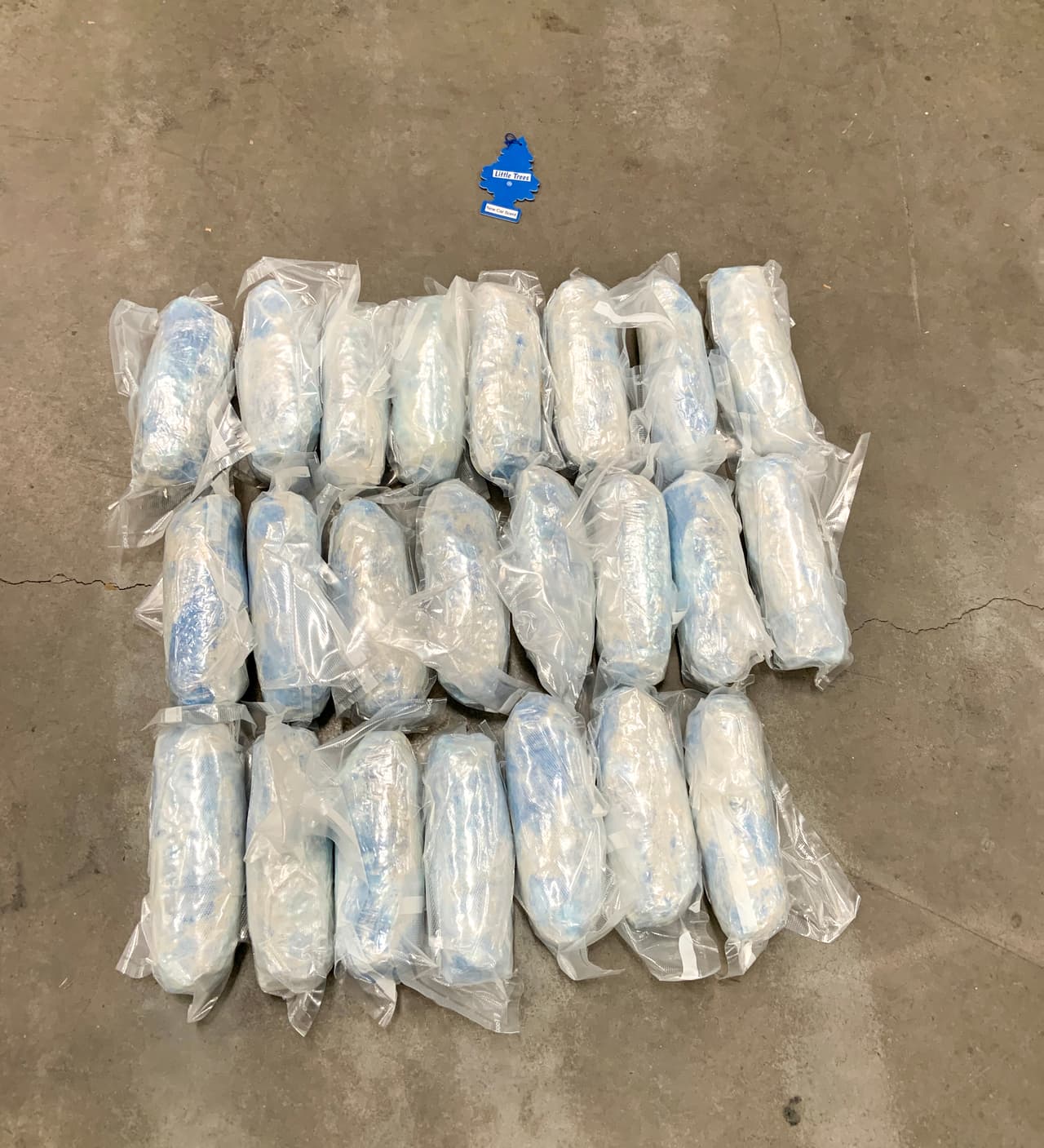 El conductor sospechoso de transportar las pastillas fue identificado como Juan José Rivera Jr., de 21 años, residente de Phoenix, fue arrestado y registrado en la cárcel del condado de Yuma por cargos que incluyen posesión y transporte de estupefacientes para la venta. El valor estimado en la calle de las pastillas de fentanilo incautadas es de aproximadamente $1.9 millones.