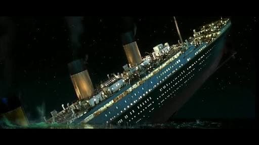 Estrenada en diciembre de 1997, y dirigida por James Cameron, 'Titanic' arrasó con los Oscares al año siguiente y todavía hoy ostenta el título de la película más taquillera de la historia.