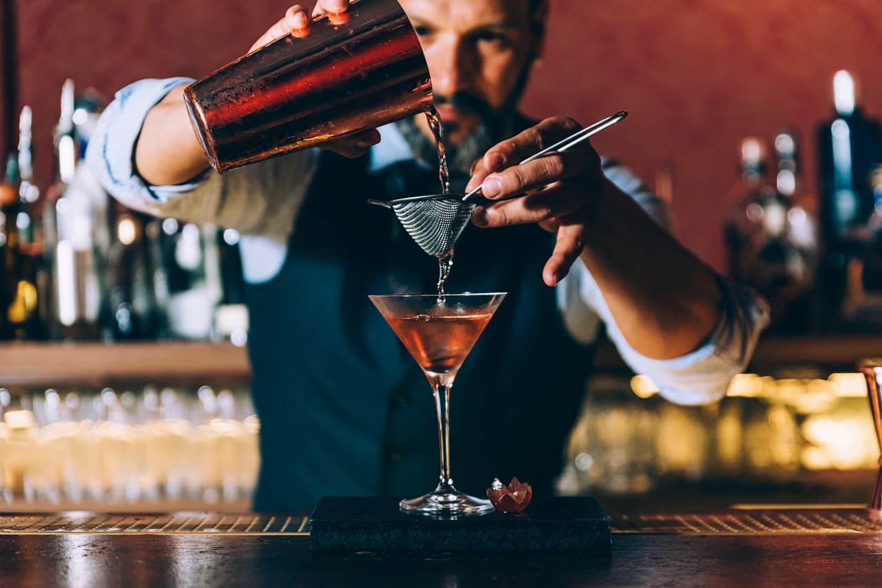 <h3 class="cms-H3-H3">8. Bartenders</h3>
<br>
<br>
<b>Tasa de desempleo: </b>14%
<br>
<br>
<b>Fuerza laboral:</b> 421,000
<br>
<br>
<b>Salario promedio anual:</b> $24,960
<br>
<br>
<b>Proyección empleo 2020-2030: </b>+32.5%
<br>