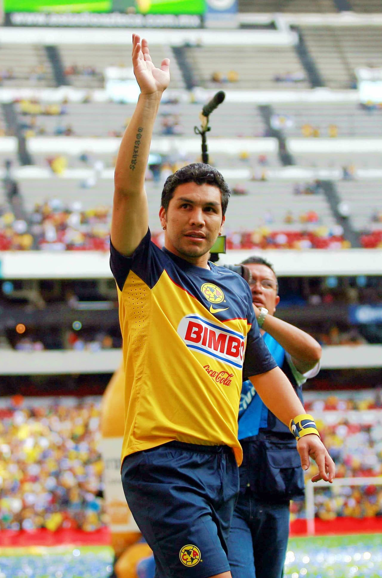 La vida de Salvador Cabañas dio un giro inesperado justo cuando estaba en el mejor momento de su carrera, con un pie en el fútbol europeo y un contrato millonario de por medio.