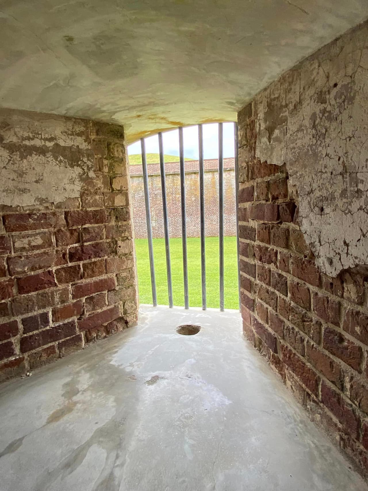 Fort Macon fue una prisión federal de 1867 a 1876, con guarnición durante la Guerra Hispanoamericana y cerrada en 1903. El Congreso ofreció la venta del fuerte en 1923 y el estado compró el terreno, convirtiéndolo en el segundo parque estatal.