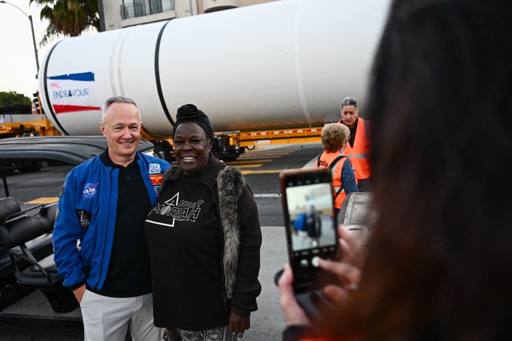 Hurley también posó junto a otras personas que se habían dado cita cerca del Exposition Park, en Los Ángeles, para ver cómo eran esos motores.