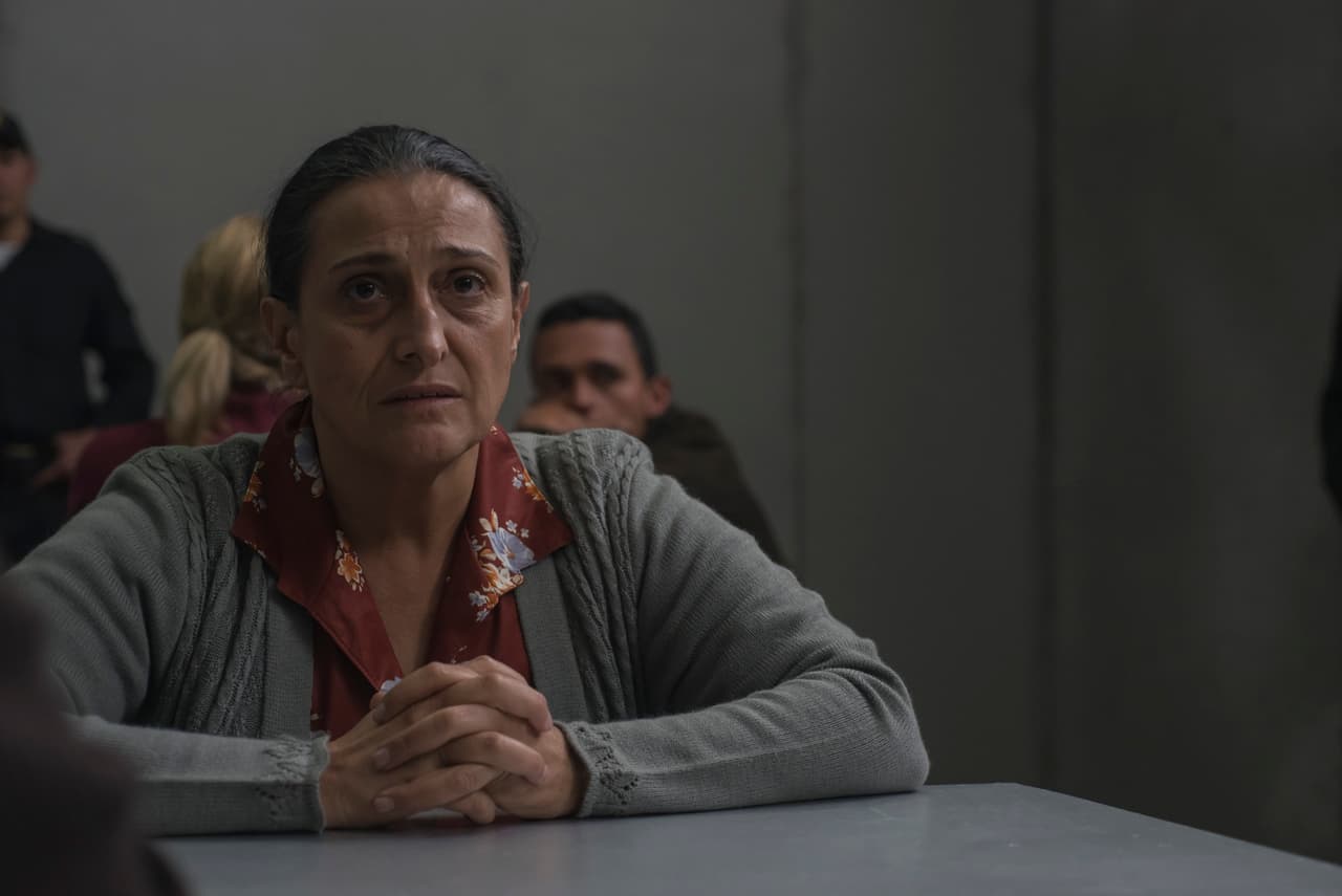 Fue hasta que uno de los custodios aceptó los sobornos de ‘
<b><a href="http://www.univision.com/series/el-chapo/marco-de-la-o-es-joaquin-el-chapo-guzman-en-el-chapo" target="_blank">El Chapo</a></b>’ cuando finalmente ‘Doña Esperanza’ pudo abrazar y ver a su hijo.