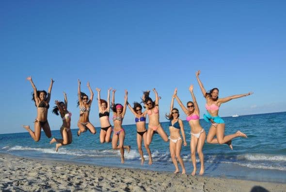 Las chicas de Nuestra Belleza Latina se escaparon a la playa y deleitaron a los caballeros con sus espectaculares curvas latinas.