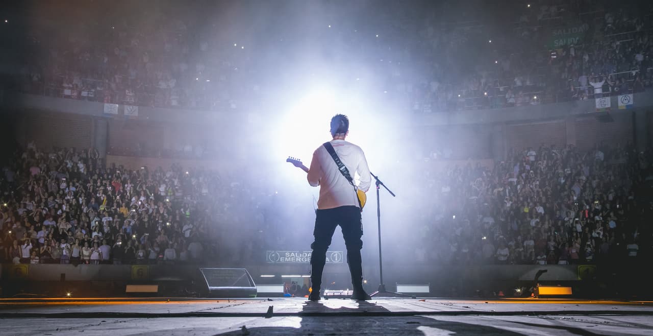 "Que sentimiento tan hermoso el que tengo por ti, gracias de verdad por ser esa luz en la oscuridad, esa fuerza que me reconecta con mi esencia, gracias por ser lo que eres y por haberme dado una noche tan bonita, canté para ti con el alma, canté a mi madre, a mi padre que en paz descansa, a mi familia, a mis amigos, a mis fans, a todos los que llenaron con su luz y alegría La Macarena", compartió Juanes en su Instagram para dar gracias a sus hermanos colombianos que lo acompañaron en esta emotiva noche.