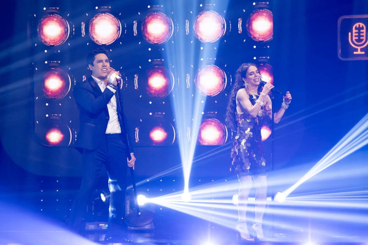 Eduardo Capetillo Gaytán le dio un revés a la estrategia de su padre e invitó a su mamá Biby Gaytán para que lo acompañara en el escenario: "Es un golpe medio bajo traer a la familia, pero está bien. Yo nada más voy a traer a alguien que de entrada no sé si te vas a atrever a perrear hoy, porque mi arma secreta es mi mamá", dijo el 'Heredero'.