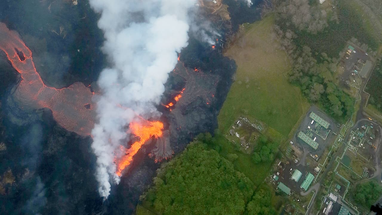 Uno de los ríos de lava del
<a href="https://www.univision.com/noticias/erupcion-volcanica/una-erupcion-volcanica-seguida-de-dos-fuertes-sismos-hawaii-esta-en-emergencia-por-la-actividad-del-temido-kilauea"><u>volcán Kilauea</u></a>, en erupción desde 3 de mayo de 2018, se aproxima a una planta generadora de electricidad. Químicos inflamables fueron removidos de las instalaciones para evitar mayores daños.