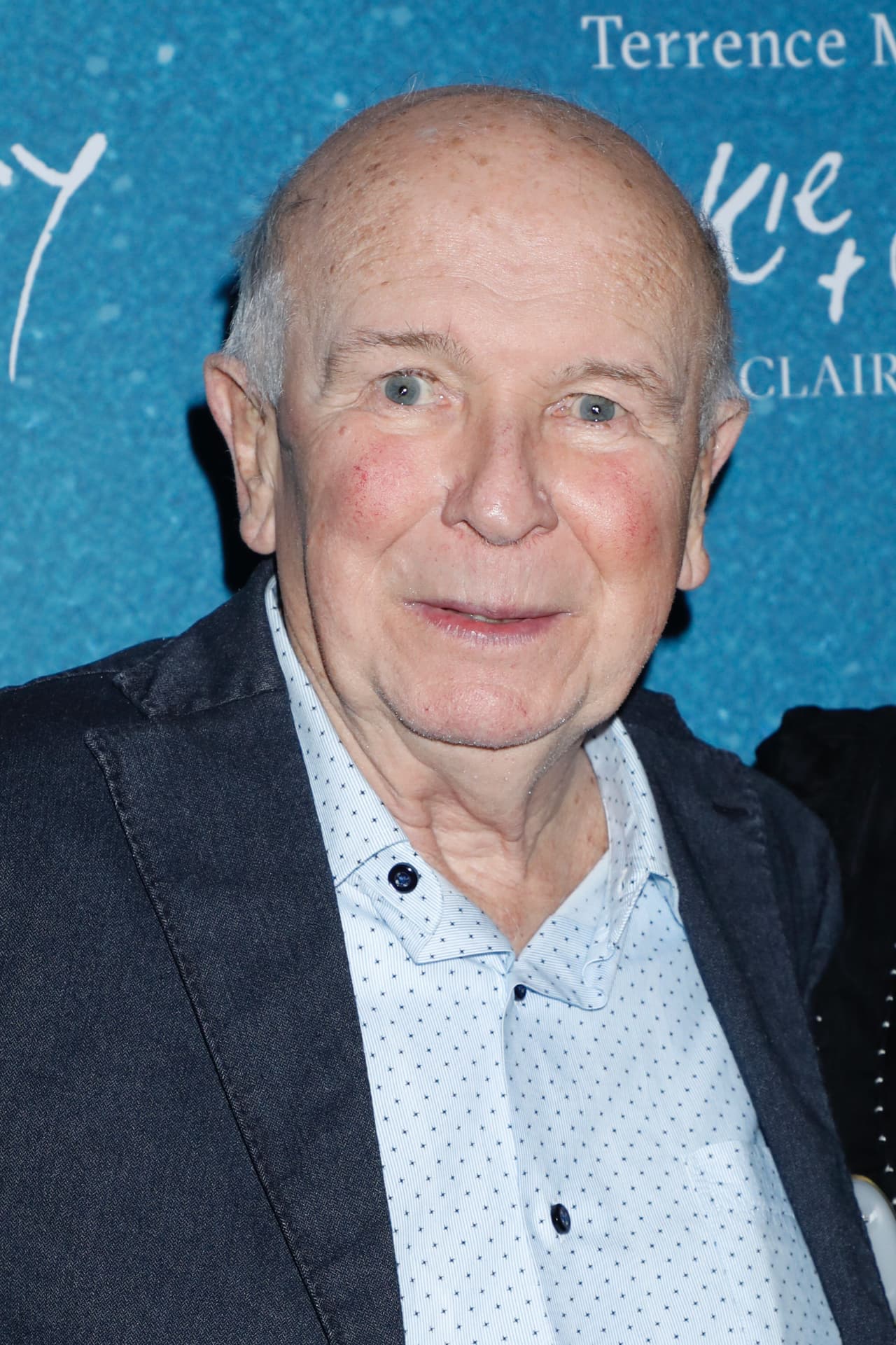 El miércoles 25 de marzo se dio a conocer que el afamado dramaturgo de Broadway, 
<b>Terrence McNally</b>, murió a consecuencia de coronavirus. El escritor de obras emblemáticas como 'Kiss of the Spider Woman' y 'Ragtime' tenía 81 años y vivía en Sarasota, Florida, junto con su esposo, el productor de teatro Tom Kirdahy.
<br>