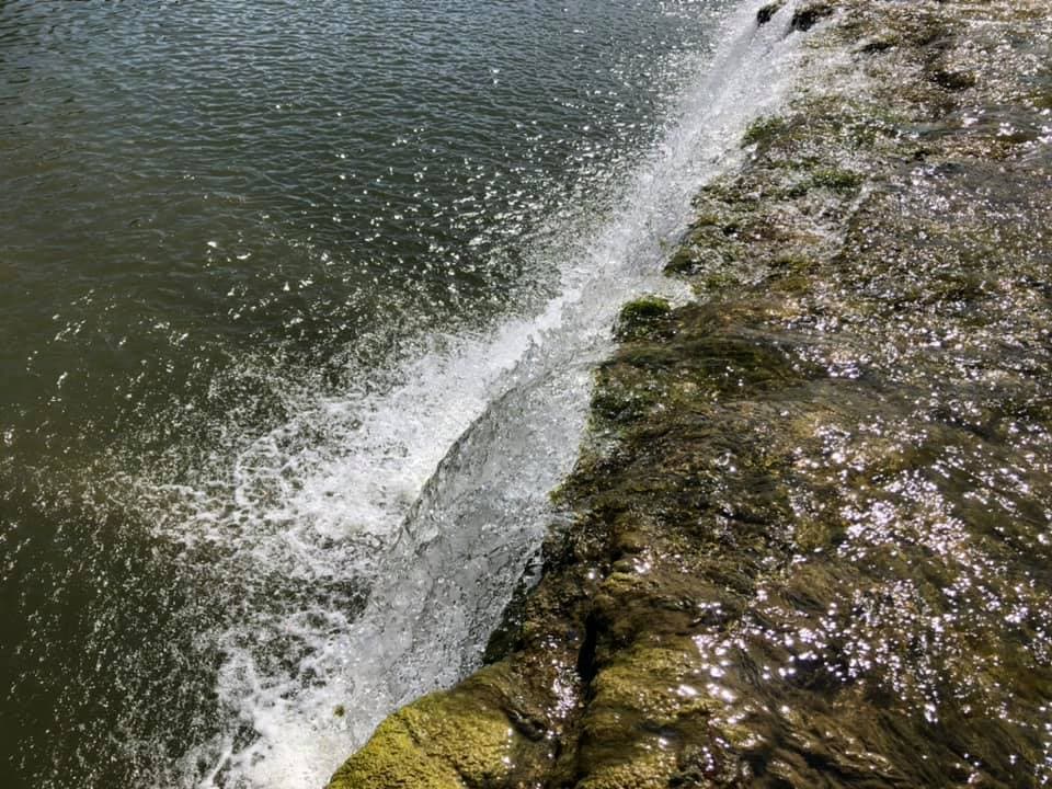 Este paraíso escondido al norte de Texas tiene acceso a una pintoresca cascada
<a href="https://www.univision.com/local/dallas-kuvn/lake-tawakoni-escapa-del-calor-a-este-parque-estatal-con-diversion-para-toda-la-familia-video">de agua que llega desde el lago</a> Lake Worth.
<br>